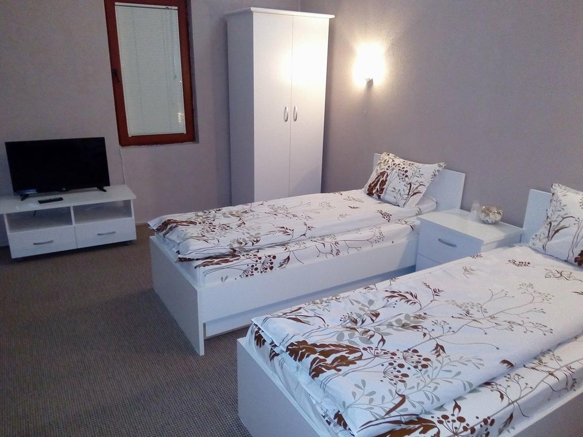 Bed and Breakfast Kafana "Kaj Zoki" à Probistip Extérieur photo